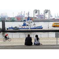 857_4443 Blick von Neumühlen auf die Elbe - ein Fahrradfahrer fährt auf dem Weg am Kai. | Neumuehlen - Strasse am Hafenrand von Hamburg Altona.
